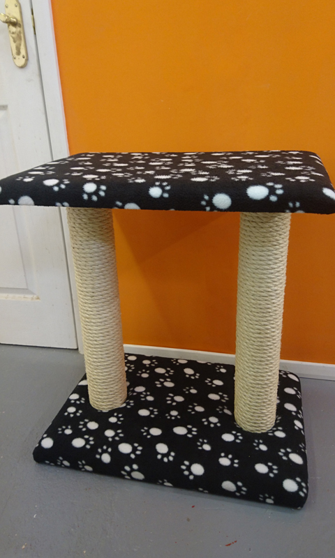 Large Cat Scratching Post with Large Platform | ScratchyCats